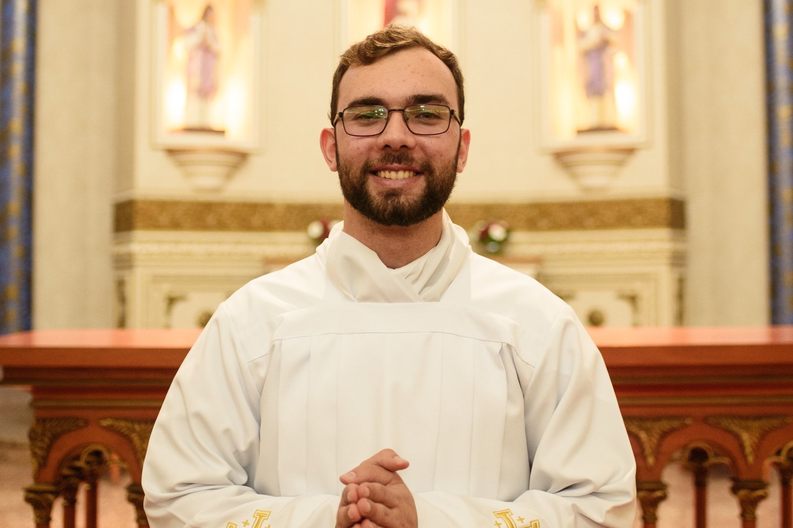 David L. O. dos Reis em uma igreja, diante do altar